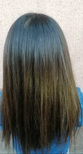 Cabello castaño oscuro liso hasta media espalda
