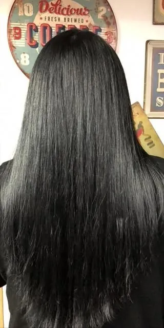 Cabello negro largo, liso y brillante