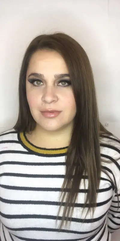 Maquillaje de día con ojos delineados y labios nude