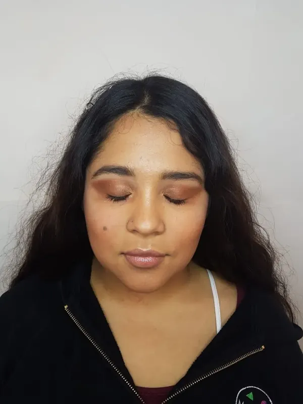 Ojos cerrados con sombra bronce cálida