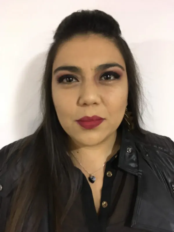 Maquillaje de noche con ojos ahumados y labios rojos