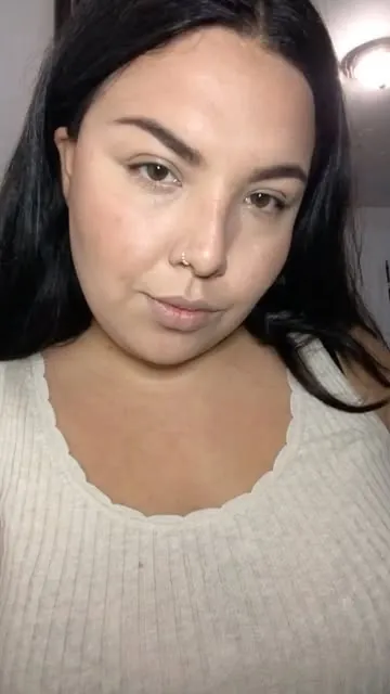 La mitad maquillada: cejas definidas y piel pareja