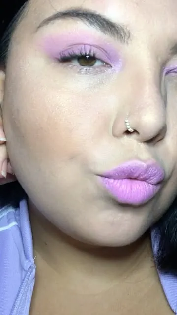 Maquillaje lila de Paloma: sombra lila y labios lila